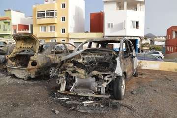 Cinco vehículos calcinados un incendio intencionado en un solar de El Ejido-Telde/TA.